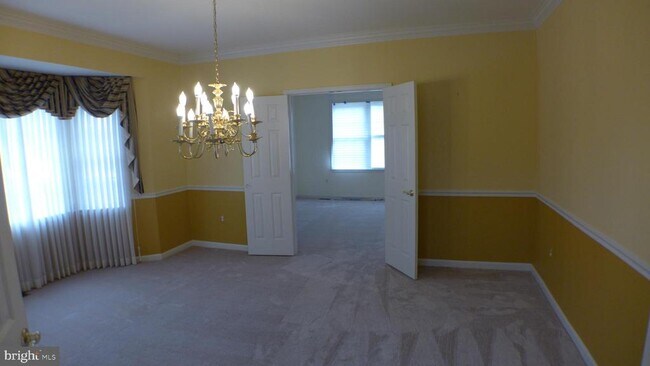 Building Photo - 10008 Manor Pl
