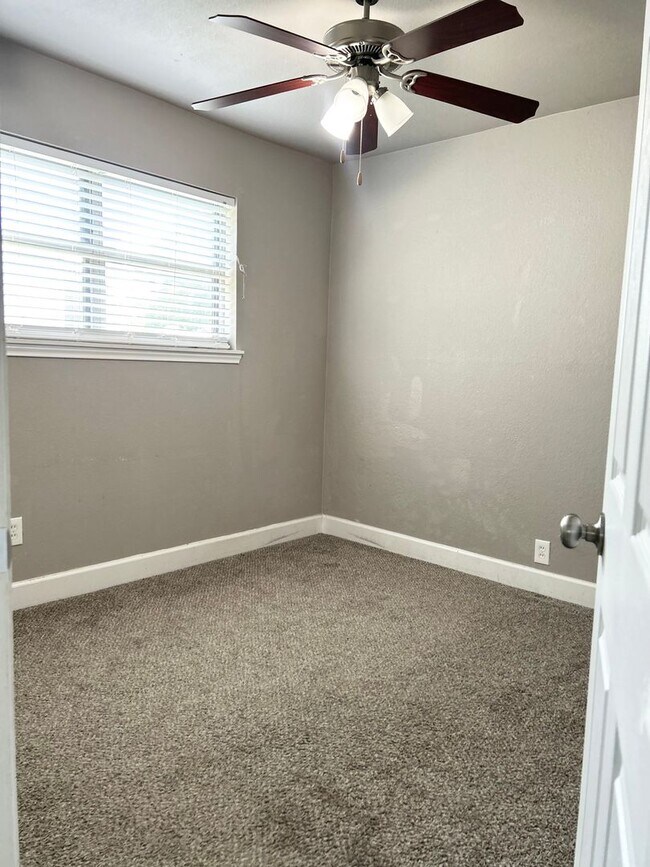 Building Photo - Cozy Home located in the heart of Burleson