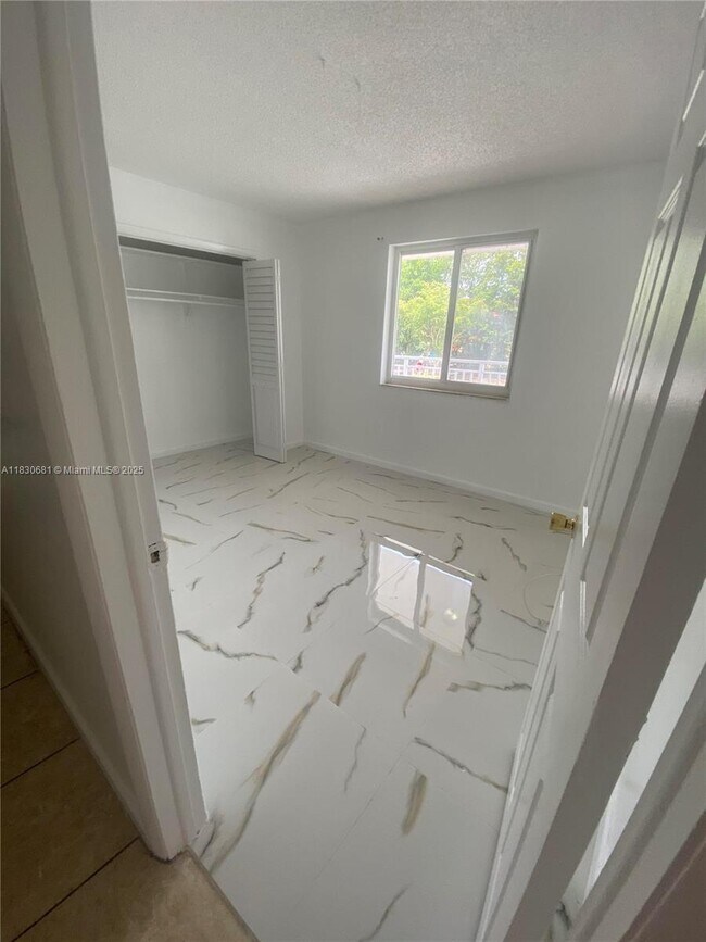 Building Photo - 6930 Miami Gardens Dr