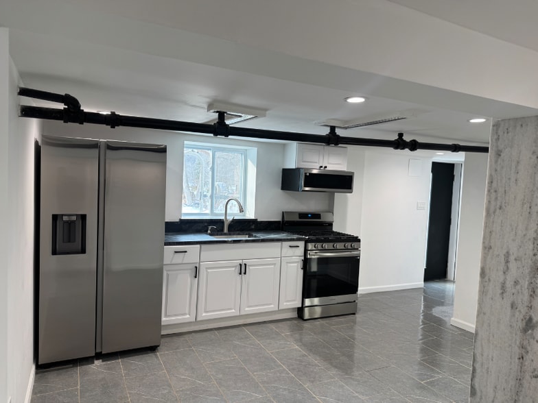 Building Photo - 9 Lawrence Ave