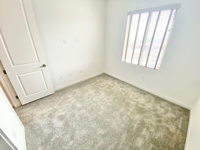 Building Photo - STUNNING LIKE NEW SINGLE-FAMILY HOME 3 BEDROOM / 2.5 BATHROOMS, WITH 2 CAR GARAGE!!