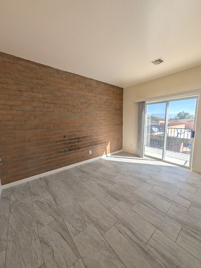 Building Photo - Renovated Townhouse with desert views.