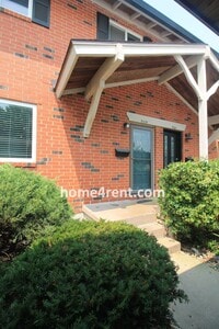 Building Photo - Beautiful Overland Park Townhome w/ Wood Floors, Large Open Kitchen and a Community Pool!