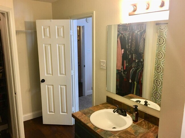 Building Photo - Available JULY 1st! Beautiful clean open concept home!