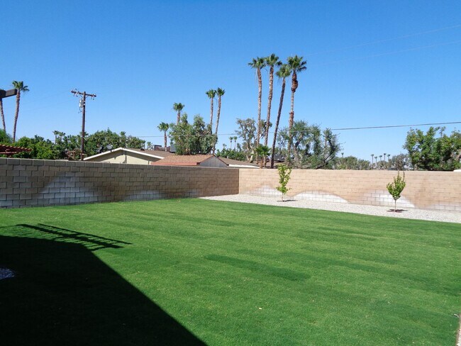 Building Photo - COMING SOON!! 2 Bed 2.5 Bath Apartment in ...