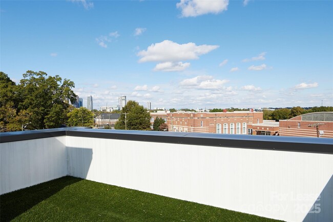 Building Photo - 1302 E 10th St