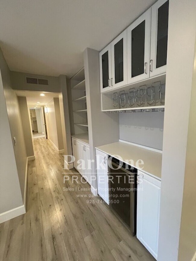 Building Photo - Spacious Condo Near Downtown Walnut Creek ...