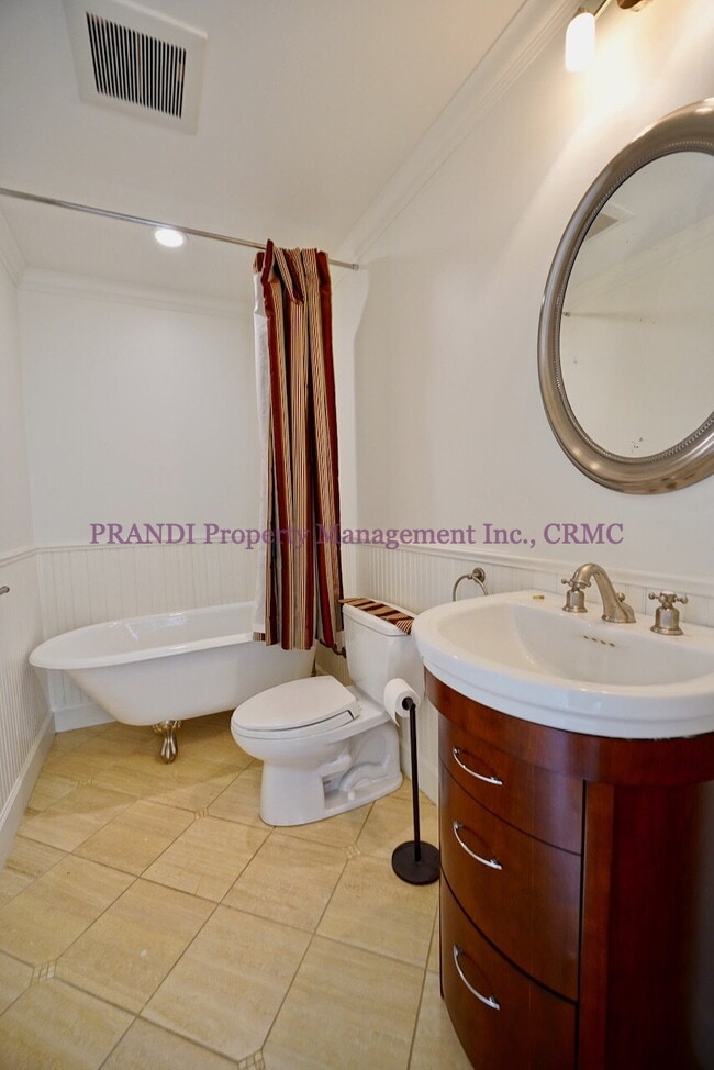 Building Photo - Country Club Home on Corner Lot, All One L...