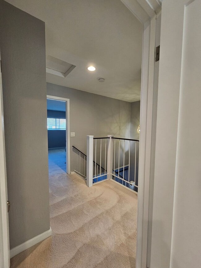 Building Photo - 1394 N Loop Dr