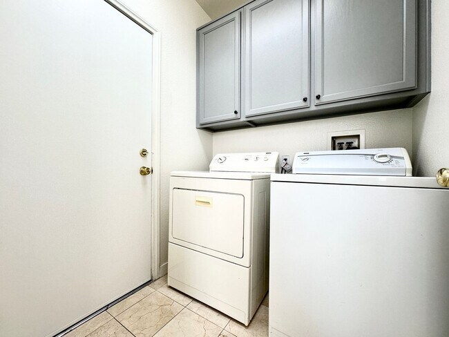 Building Photo - Cimarron Village