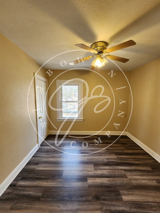 Building Photo - 3 bed 1 bath over 1200 Sq ft. and full basement!