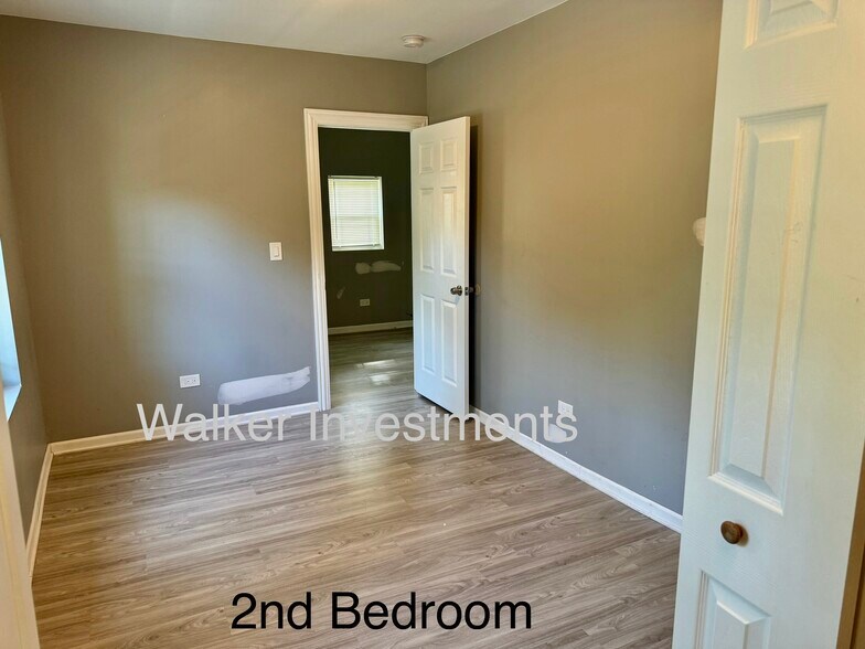 Building Photo - 1627 W 106th St