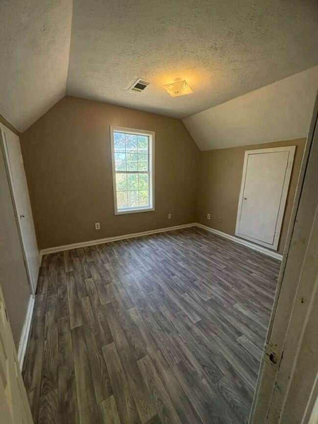 Building Photo - Renovated 3 Bedroom 2 Bath Home for Rent!!