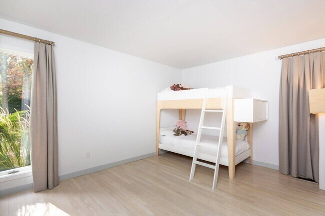 Building Photo - 138 Merchants Path