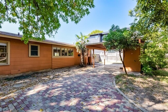 Building Photo - 501 Krebs Ln