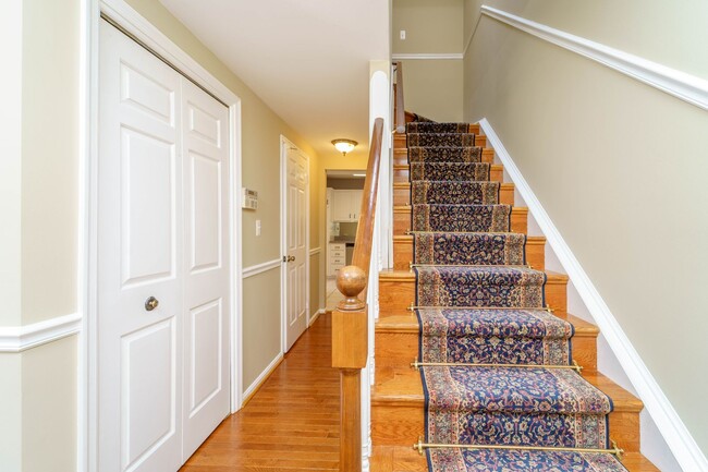 Building Photo - 2 Bedroom 2.5 Bath Condo in Chevy Chase