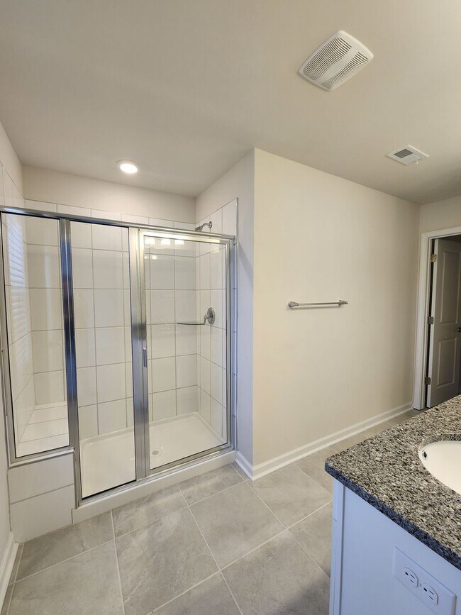 Building Photo - **6 Month Lease** Hendersonville Rental!