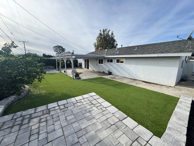 Building Photo - Single-Story East Ventura Home – 3 Bed / 1.75 Bath + Updated Interior