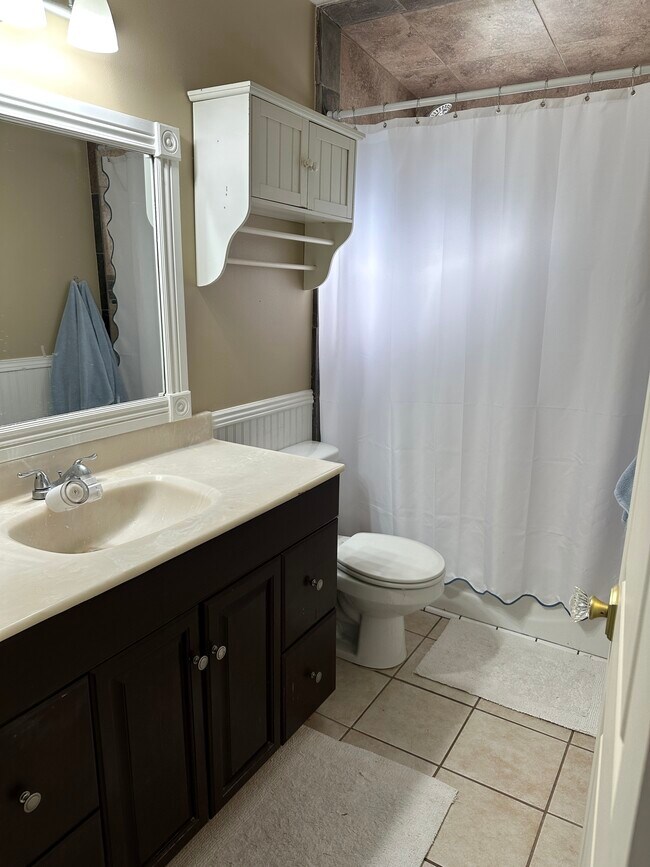 Bathroom - 1471 E 22nd St