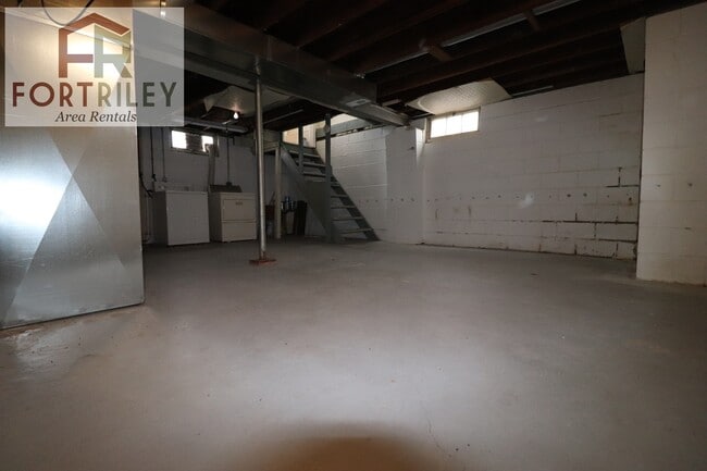 Building Photo - 530 W Elm St