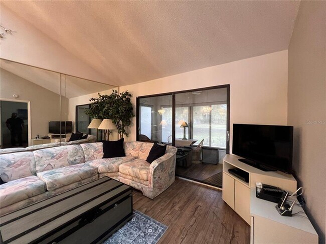 Building Photo - 9303 Golf View Dr