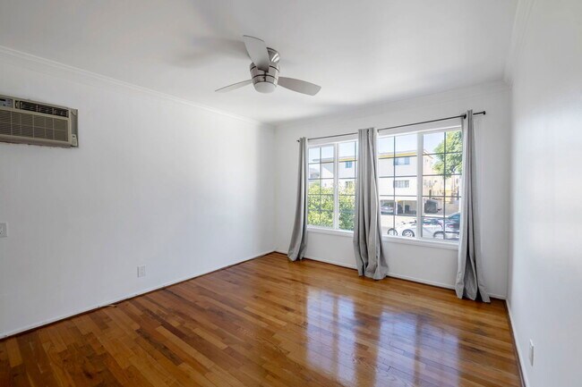 Building Photo - 1008 N Stanley Ave