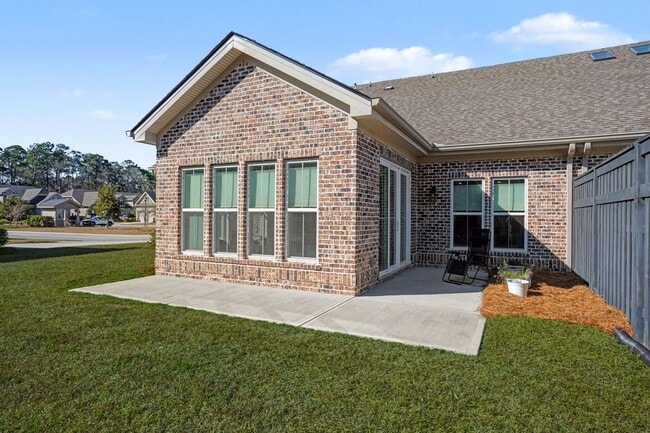 Building Photo - 3 BED | 3.5 BATHS | TWO CAR GARAGE | HERB RIVER | FURNISHED TOWNHOME