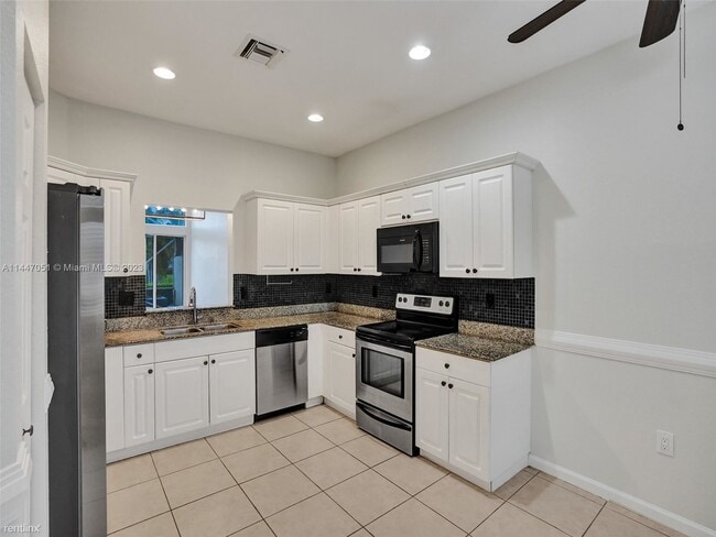 Building Photo - 4 br, 3.5 bath Townhome - 5127 Madison Lak...