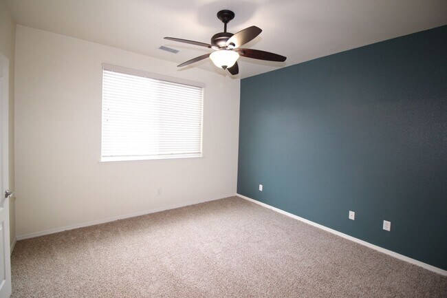 Building Photo - Cute Home in Fig Garden Gated Community.