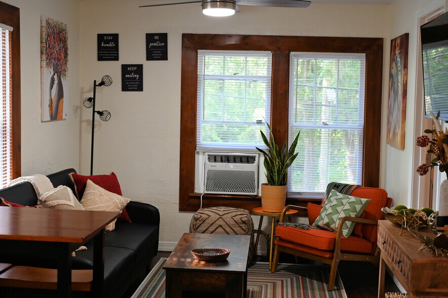 Building Photo - 502 E Van Buren St