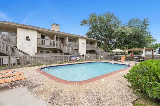 Building Photo - 1900 Bay Area Blvd