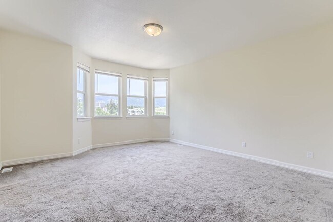 Building Photo - Beautifully maintained town-home in Centra...