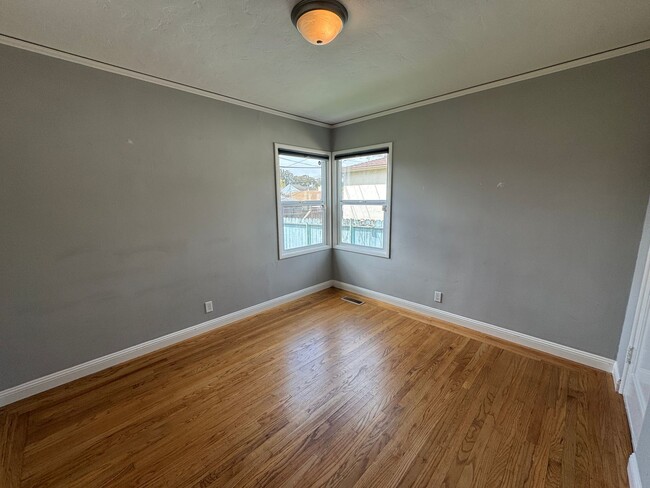 Building Photo - Charming 2-Bedroom Bungalow for Rent Near ...