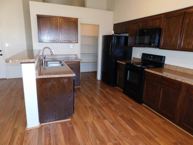 Building Photo - 4 BEDROOM HOME IN SAGUARO!