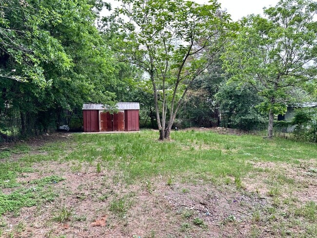 Building Photo - April 1st!! 2 Bedroom Home Close to Historic District