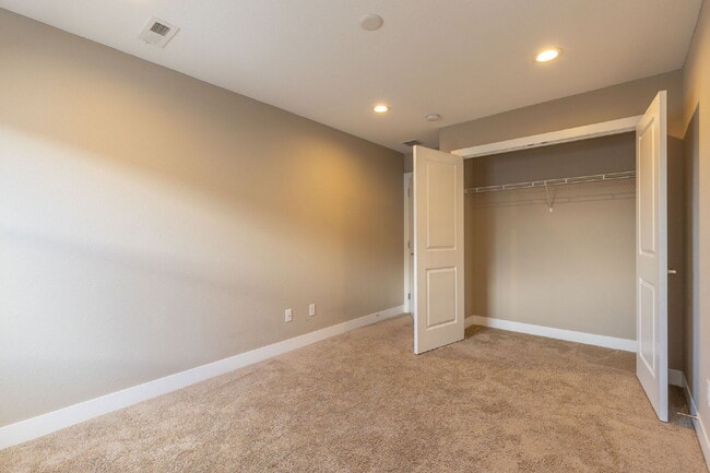 Building Photo - 6bd/4.5 bath home in Southwest Longmont!