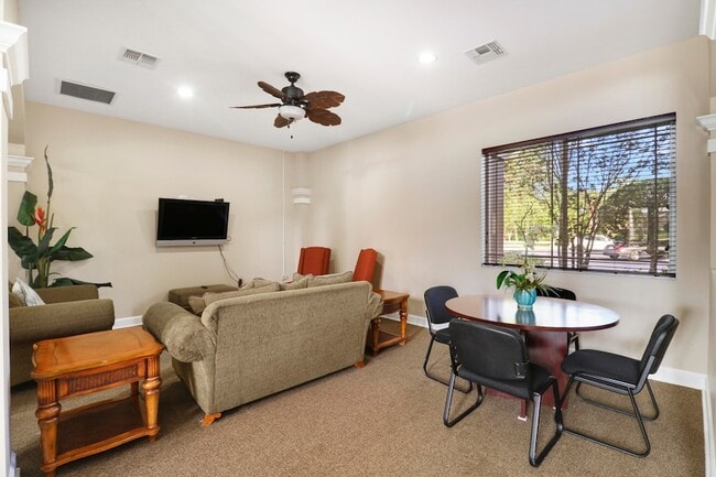 Building Photo - 141 SW Palm Dr