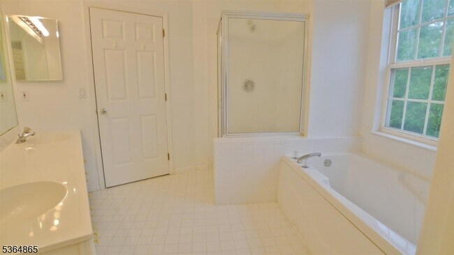 Building Photo - 1310 Grandview Ct