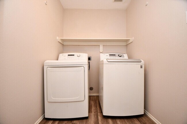 Building Photo - 5418 Cinnamon Lake Dr