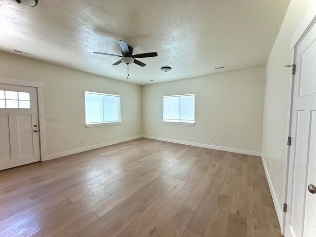 Building Photo - Single-Level 2 Bed / 2 Bath | Garage Available June 1st