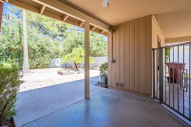 Building Photo - South Scottsdale with Views of Camelback!