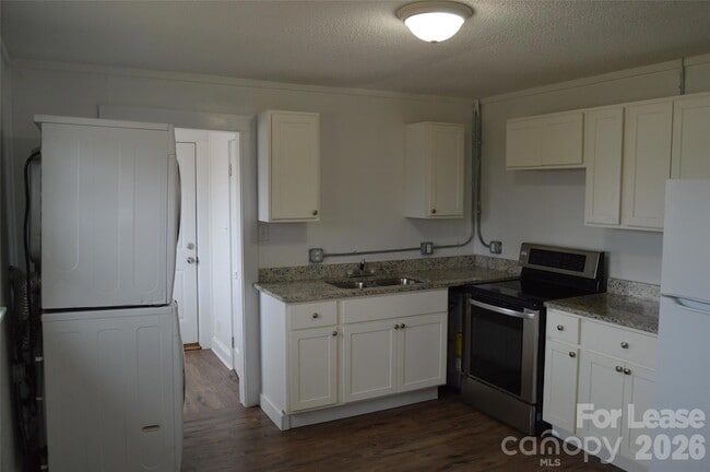 Building Photo - 709 S Elm St