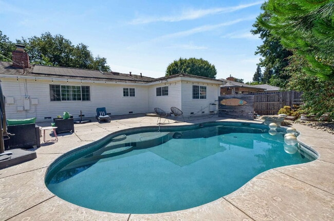 Building Photo - Spacious 4-Bed Oasis with 2 Full Baths