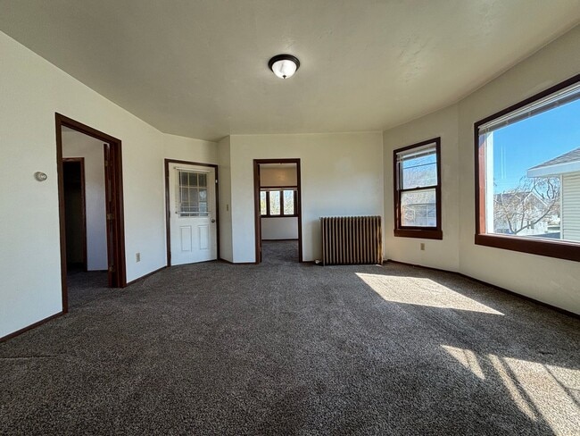 Building Photo - 828 S Maple Ave