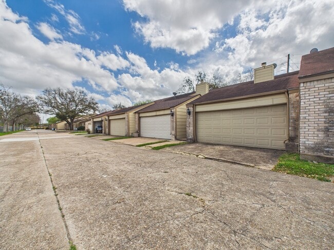 Building Photo - 14211 Briarsage Ct