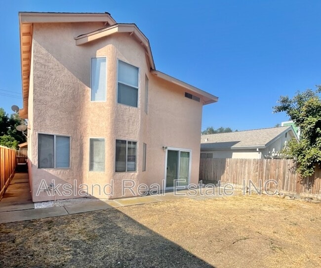 Building Photo - 215 W Clover Rd