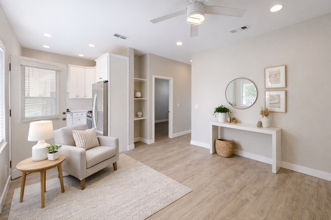 Building Photo - 4BD/2BA, Private Yard!