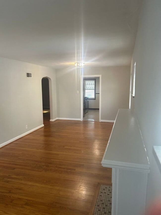 Building Photo - Cute Home located in South Hampton