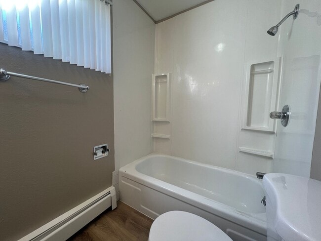 Building Photo - Renovated 2 Bedroom 1 Bathroom Unit!