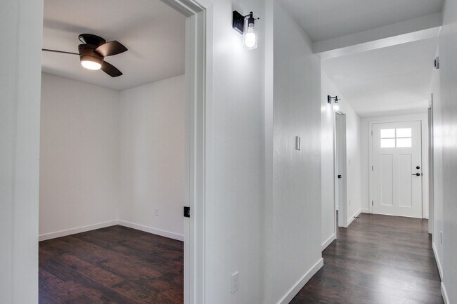 Building Photo - 1221 E 13th St
